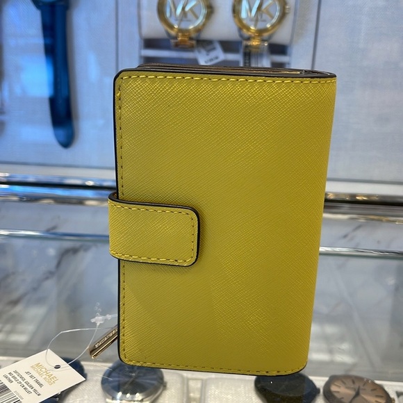 Michael Kors Medium Crossgrain Leather Wallet
COLOR GOLDEN YELLOW
NWT - Picture 14 of 16